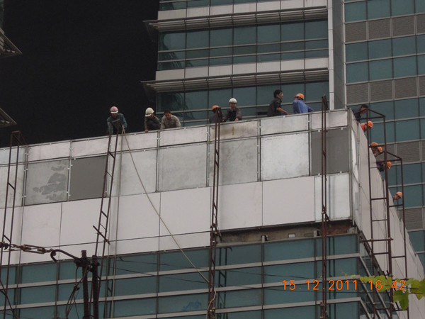 Những công nhân loay hoay tìm đường xuống đất