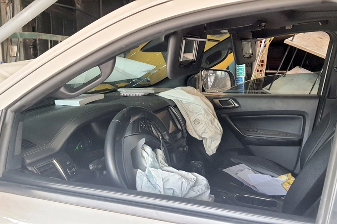 Túi khí bị bung ra ngoài (Ảnh: Hoàng Thuận).