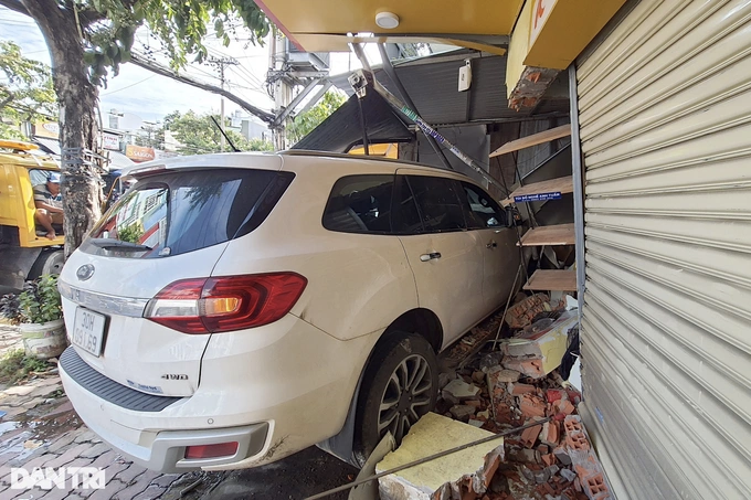 Mảng tường của cửa hàng kế bên quán hủ tiếu bị tông sập (Ảnh: Hoàng Thuận).