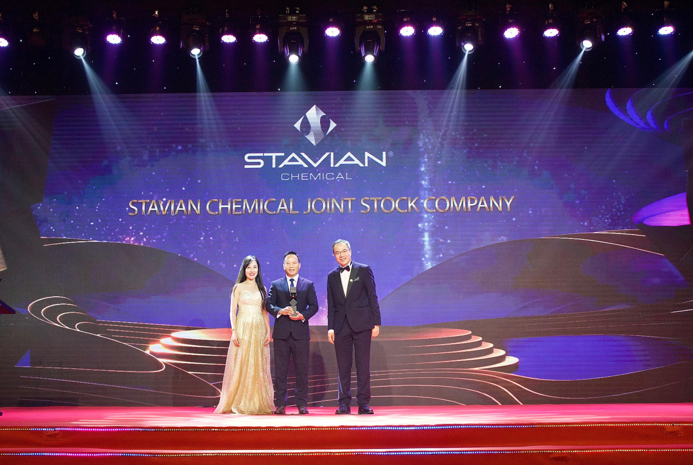 Ông Đinh Đức Thắng (giữa) – Chủ tịch HĐQT Stavian Chemical nhận Giải thưởng Doanh nghiệp xuất sắc châu Á 2022. Ông Đinh Đức Thắng (giữa) – Chủ tịch HĐQT Stavian Chemical nhận Giải thưởng Doanh nghiệp xuất sắc châu Á 2022.