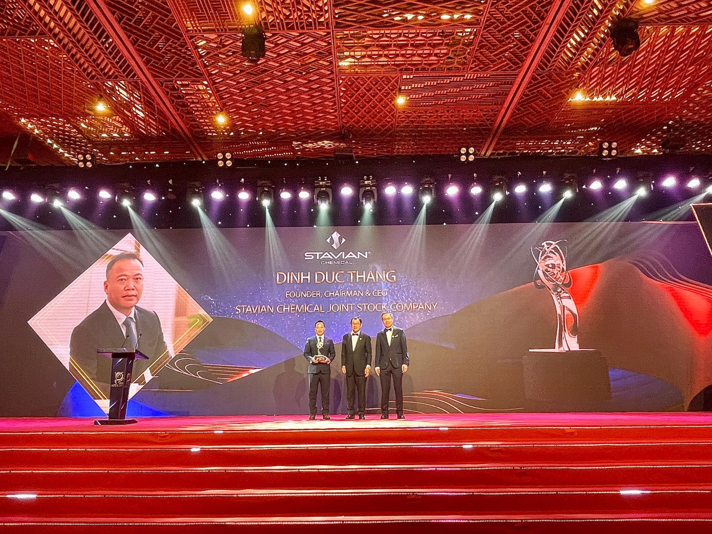 Ông Đinh Đức Thắng (ngoài cùng bên trái) – Chủ tịch HĐQT Stavian Chemical nhận Giải thưởng Doanh nhân xuất sắc châu Á 2022. Ông Đinh Đức Thắng (ngoài cùng bên trái) – Chủ tịch HĐQT Stavian Chemical nhận Giải thưởng Doanh nhân xuất sắc châu Á 2022.
