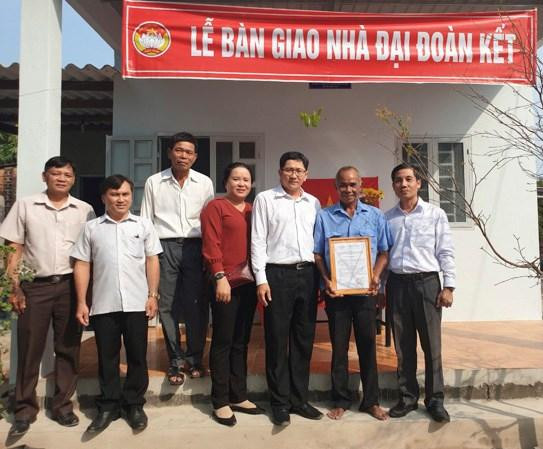 Đại diện UBMTTQVN tỉnh BR-VT trao nhà đại đoàn kết cho gia đình ông Trịnh Văn Phòng (ấp Phước Lợi, xã Phước Hội, huyện Đất Đỏ).