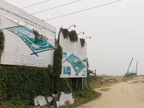 Sau 3 năm khởi công khu đề-pô ĐSĐT Nhổn - ga Hà Nội vẫn là bãi đất trống, bảng phối cảnh rách tơi tả. Ảnh: T. Đảng