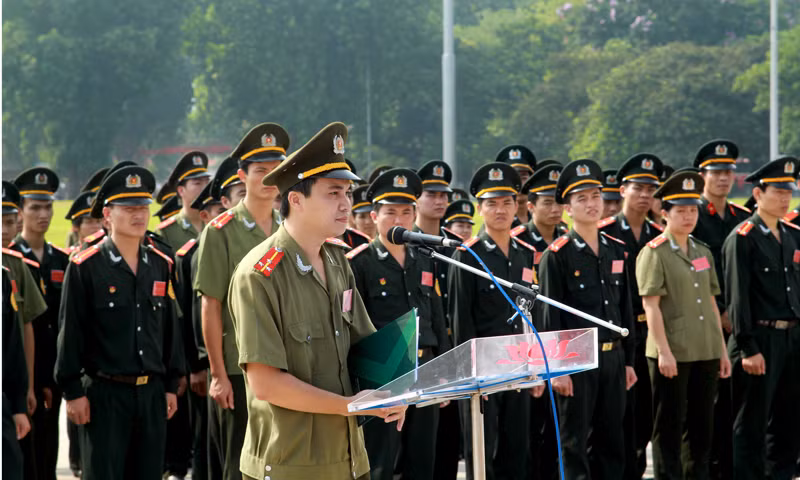 Bí thư Đoàn Thanh niên Bộ Tư lệnh cảnh vệ, Thượng úy Nguyễn Phi Hùng báo cáo tại buổi lễ