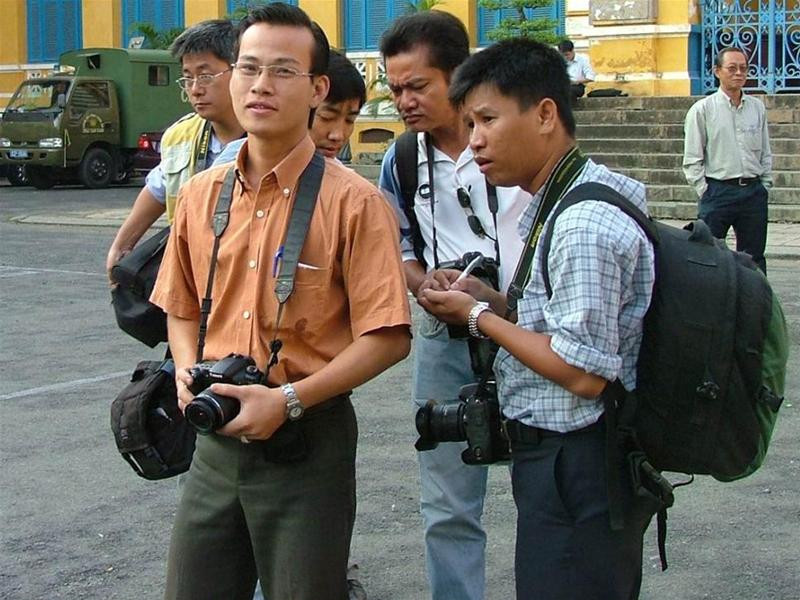 Hải Lâm có mặt tại tòa trên tay cầm theo cáo trạng Văn Trương vào cùng thời gian với Hải Lâm Hải Lâm lặng lẽ đọc cáo trạng chờ phiên tòa khai mạc Từ sáng sớm, đông đảo người dân chờ đợi phiên tòa diễn ra Từ 6h nhóm PV trong nước đã có mặt để đưa tin về phiên tòa Văn Trương đôi mắt đỏ ngầu do mất ngủ vì lo lắng PV hãng thông tấn AP (trái) cũng có mặt để đưa tin về phiên tòa Nhóm bị cáo tại ngoại có mặt trong phòng xử án Lúc 7h55 Văn Quyến có mặt tại tòa Áp giải Lê Quốc Vượng cùng Trương Tấn Hải đến phiên toà Tiếp viên hàng không Phan Thị Cẩm Lai bạn gái Quốc Vượng- bị tòa triệu tập với tư cách người có quyền lợi nghĩa vụ liên quan cũng có mặt Mở còng cho Tấn Hải và Quốc Vượng trước giờ khai mạc phiên tòa xét xử Hải Lâm có mặt tại tòa trên tay cầm theo cáo trạng Văn Trương vào cùng thời gian với Hải Lâm Hải Lâm lặng lẽ đọc cáo trạng chờ phiên tòa khai mạc Từ sáng sớm, đông đảo người dân chờ đợi phiên tòa diễn ra Từ 6h nhóm PV trong nước đã có mặt để đưa tin về phiên tòa Văn Trương đôi mắt đỏ ngầu do mất ngủ vì lo lắng PV hãng thông tấn AP (trái) cũng có mặt để đưa tin về phiên tòa Nhóm bị cáo tại ngoại có mặt trong phòng xử án Lúc 7h55 Văn Quyến có mặt tại tòa Áp giải Lê Quốc Vượng cùng Trương Tấn Hải đến phiên toà Tiếp viên hàng không Phan Thị Cẩm Lai bạn gái Quốc Vượng- bị tòa triệu tập với tư cách người có quyền lợi nghĩa vụ liên quan cũng có mặt Mở còng cho Tấn Hải và Quốc Vượng trước giờ khai mạc phiên tòa xét xử