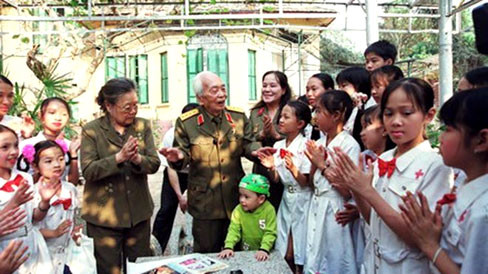 Nghệ sĩ nhân dân Tường Vi với các cháu thiếu nhi Hà Nội chúc mừng Đại tướng Võ Nguyên Giáp 95 tuổi 