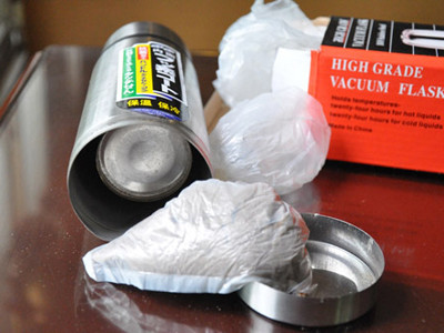 Gói chất lạ được buộc sơ sài trong một chiếc túi tìm thấy dưới đáy phích. Gói chất lạ được buộc sơ sài trong một chiếc túi tìm thấy dưới đáy phích