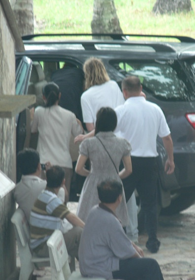 lên xe hơi để trở về khu resort