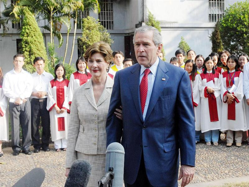 TT Bush cùng phu nhân tại nhà thờ cửa Bắc. Ảnh : Reuters TT Bush cùng phu nhân tại nhà thờ cửa Bắc. Ảnh : TTXVN TT Bush cùng phu nhân tại nhà thờ cửa Bắc. Ảnh : TTXVN TT Bush cùng phu nhân bắt tay một em nhỏ tại nhà thờ cửa Bắc. Ảnh : TTXVN Chiếc Cadillac One chở TT Bush rời nhà thờ Cửa Bắc lúc 8h15 phút sáng nay. Ảnh : Hồng Vĩnh Chiếc Cadillac One chở Tổng thống Bush đỗ trong sân nhà thờ. Ảnh : Hồng Vĩnh Ngoại trưởng Mỹ cũng có mặt tại nhà thờ Cửa Bắc sáng nay. Ảnh : Hồng Vĩnh Cánh phóng viên được một phen bân rộn. Ảnh : Hồng Vĩnh Người dân Hà Nội đứng xem. Ảnh : Hồng Vĩnh TT Bush cùng phu nhân tại nhà thờ cửa Bắc. Ảnh : Reuters TT Bush cùng phu nhân tại nhà thờ cửa Bắc. Ảnh : TTXVN TT Bush cùng phu nhân tại nhà thờ cửa Bắc. Ảnh : TTXVN TT Bush cùng phu nhân bắt tay một em nhỏ tại nhà thờ cửa Bắc. Ảnh : TTXVN Chiếc Cadillac One chở TT Bush rời nhà thờ Cửa Bắc lúc 8h15 phút sáng nay. Ảnh : Hồng Vĩnh Chiếc Cadillac One chở Tổng thống Bush đỗ trong sân nhà thờ. Ảnh : Hồng Vĩnh Ngoại trưởng Mỹ cũng có mặt tại nhà thờ Cửa Bắc sáng nay. Ảnh : Hồng Vĩnh Cánh phóng viên được một phen bân rộn. Ảnh : Hồng Vĩnh Người dân Hà Nội đứng xem. Ảnh : Hồng Vĩnh