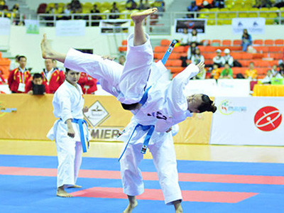 Bài biểu diễn thuyết phục của đội kata nữ Việt Nam vẫn bị các trọng tài chấm dưới điểm đội Myanmar. Ảnh: Thế Kiên