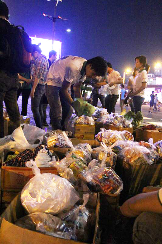 Các bạn tình nguyện chuẩn bị từng phần quà. Các bạn tình nguyện chuẩn bị từng phần quà