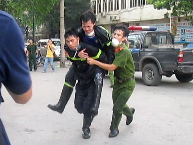 Lính cứu hỏa bị thương được đưa vào BV Xanh-pôn cấp cứu. Lính cứu hỏa bị thương được đưa vào BV Xanh-pôn cấp cứu