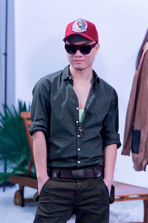 Đỗ Mạnh Cường có vẻ vẫn nhợt nhạt sau khi phải truyền nước biển