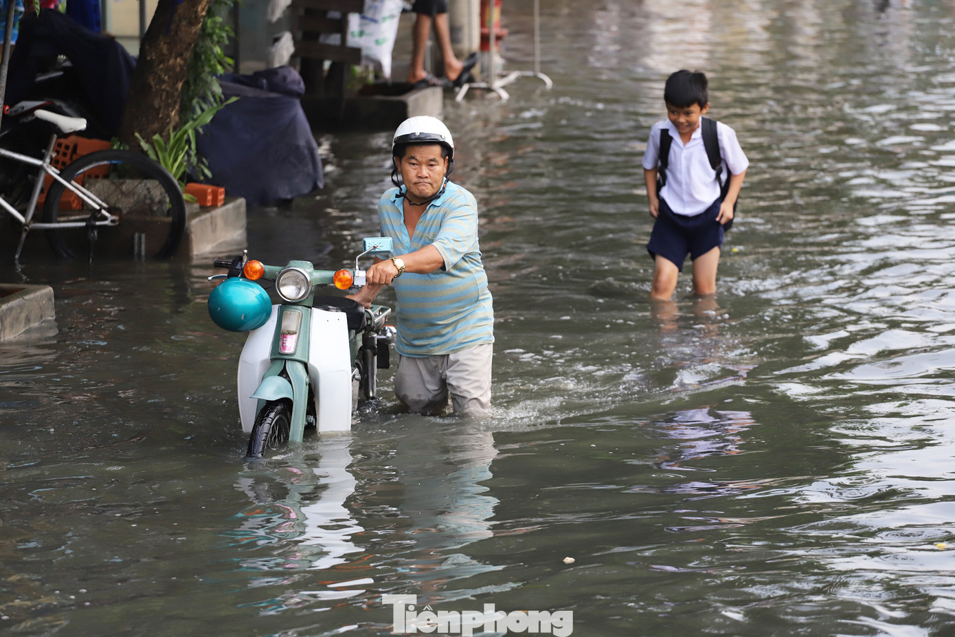 Người Sài Gòn xây 'lô cốt' chống ngập ảnh 6