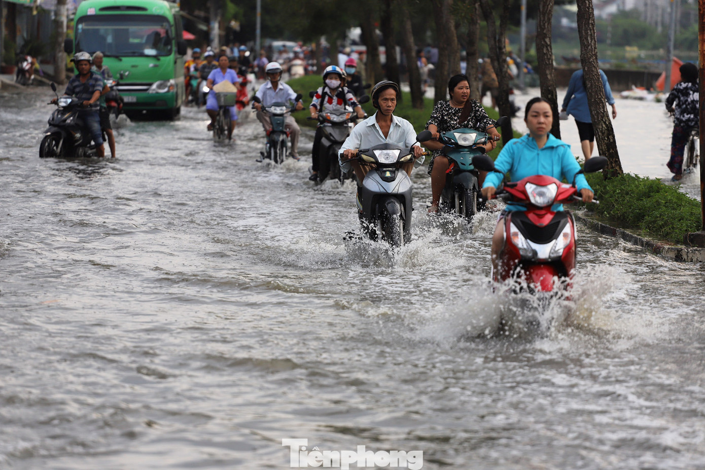 Người Sài Gòn xây 'lô cốt' chống ngập ảnh 4
