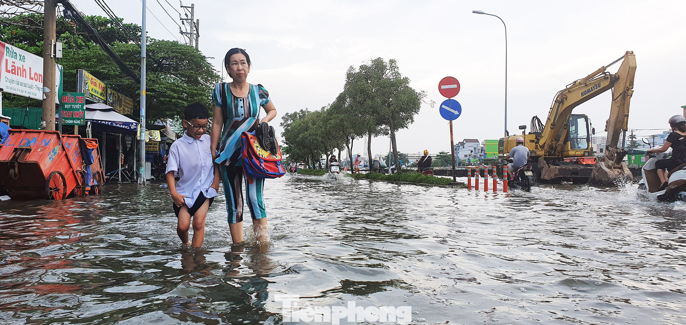Người Sài Gòn xây 'lô cốt' chống ngập ảnh 14