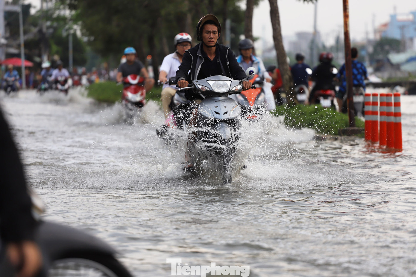 Người Sài Gòn xây 'lô cốt' chống ngập ảnh 5