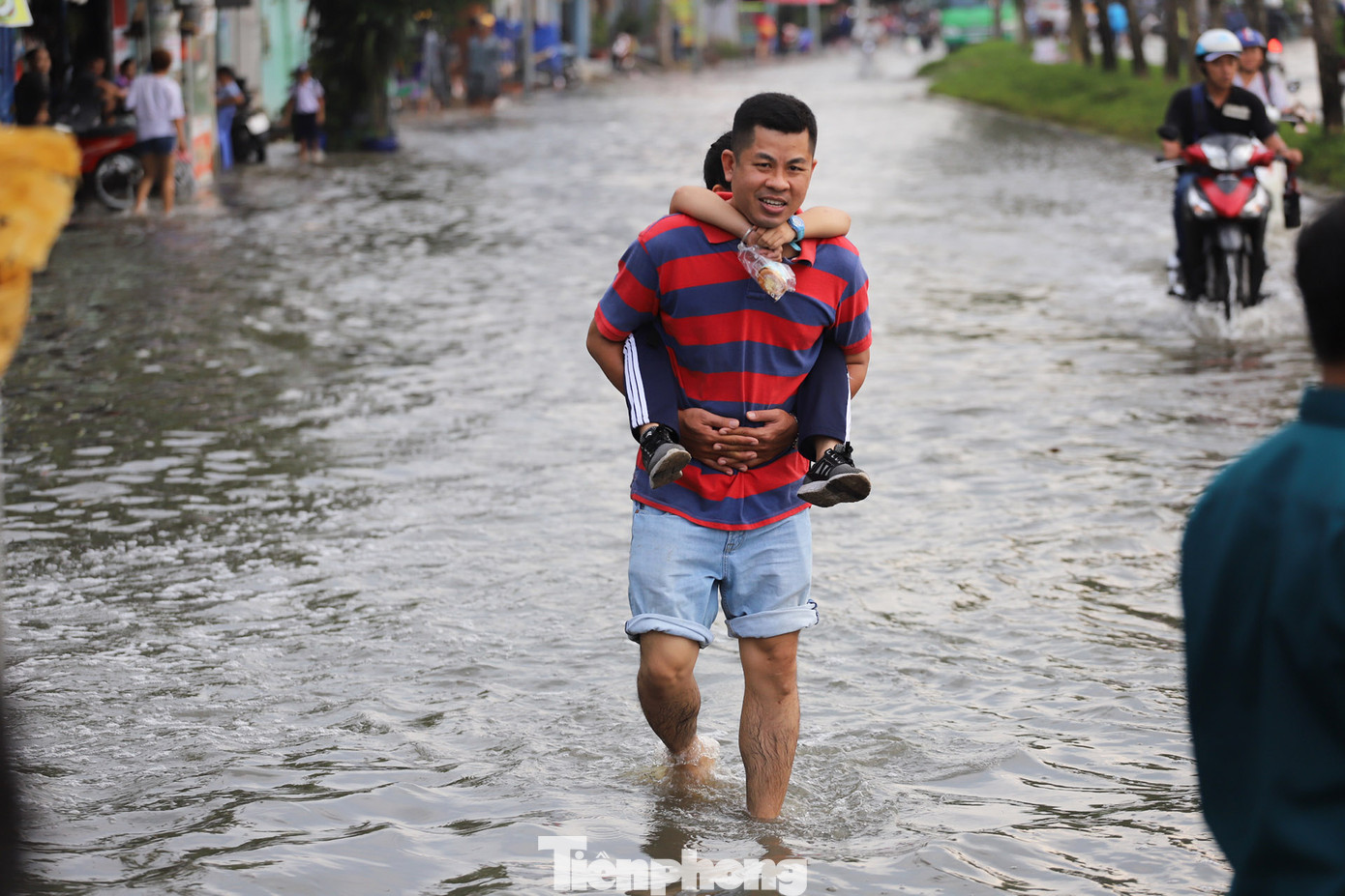 Người Sài Gòn xây 'lô cốt' chống ngập ảnh 13