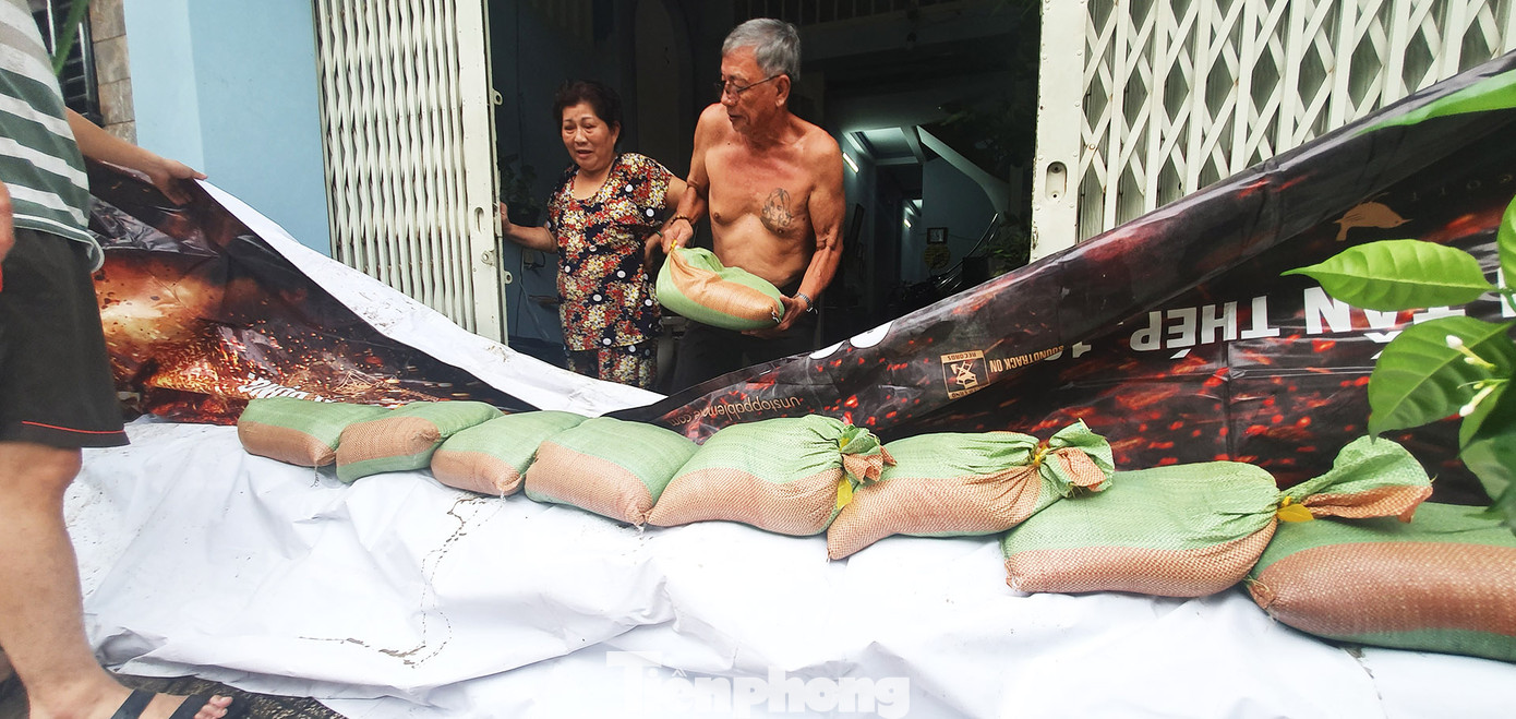 Người Sài Gòn xây 'lô cốt' chống ngập ảnh 21
