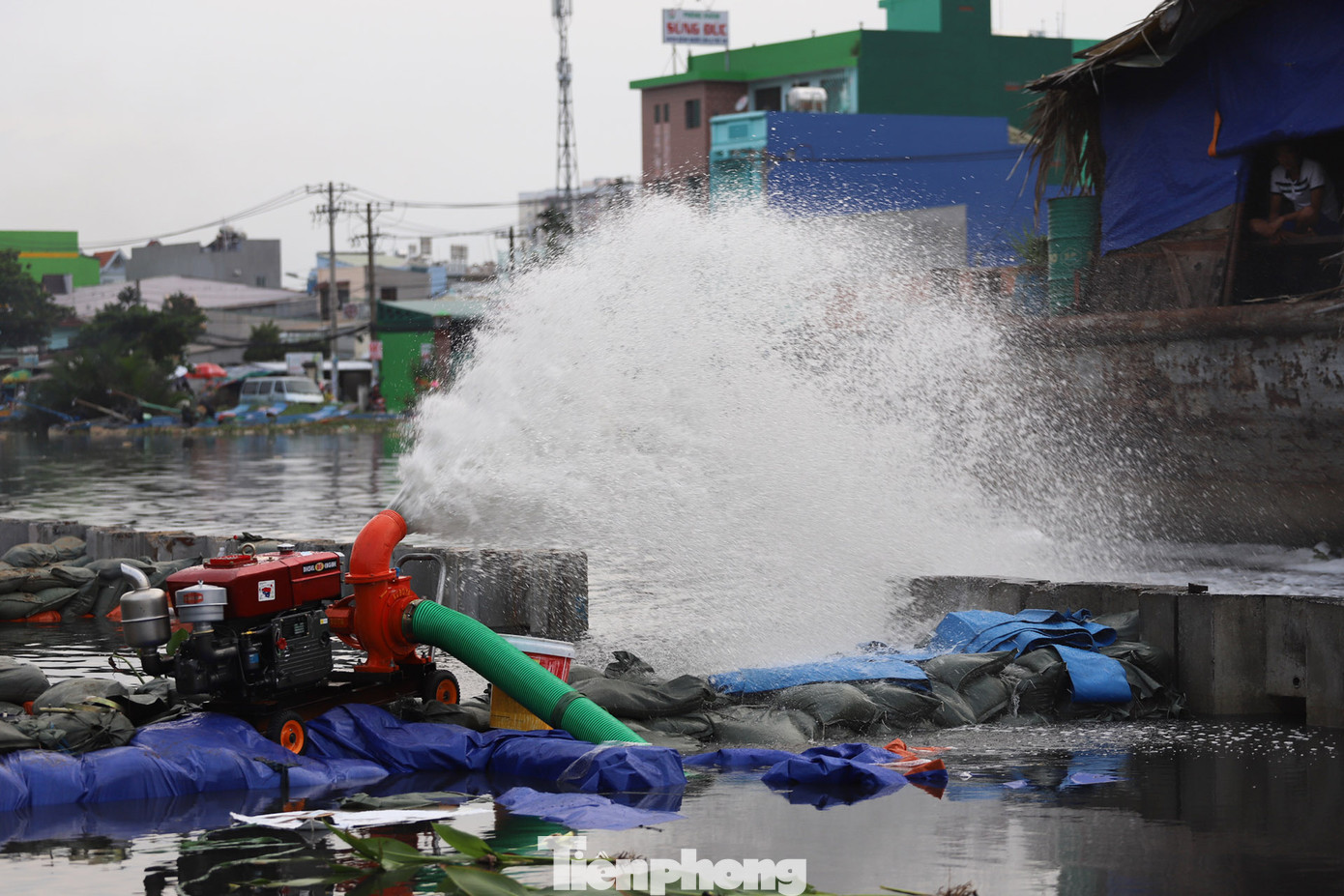 Người Sài Gòn xây 'lô cốt' chống ngập ảnh 22