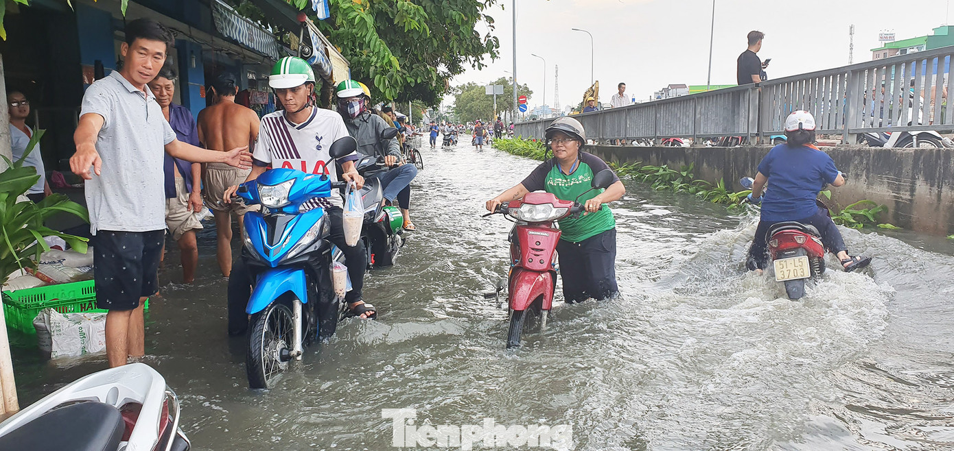 Người Sài Gòn xây 'lô cốt' chống ngập ảnh 17