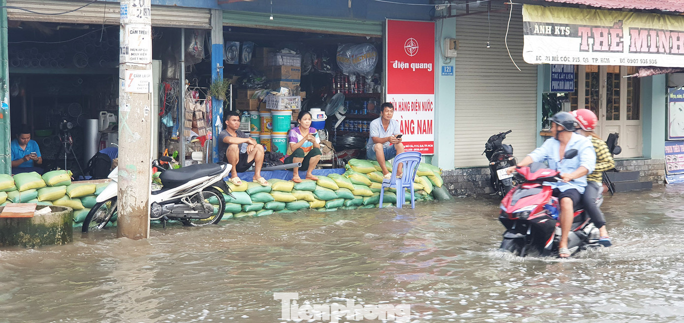 Người Sài Gòn xây 'lô cốt' chống ngập ảnh 12