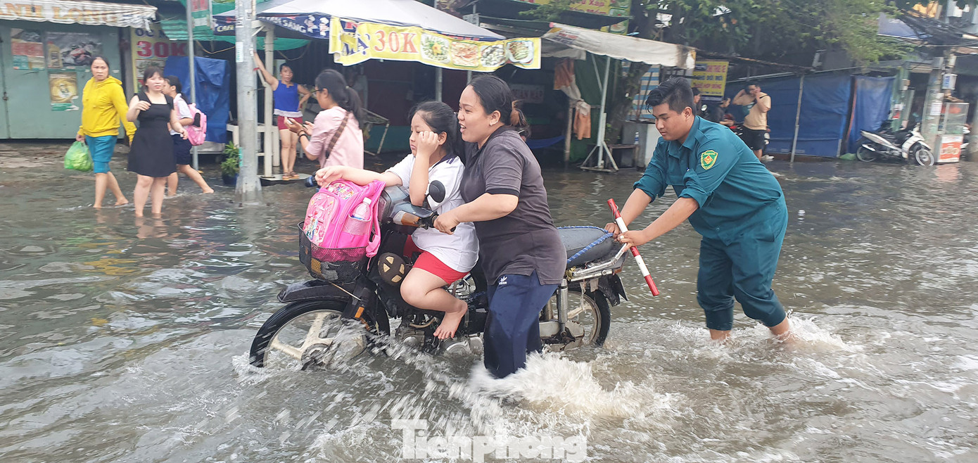 Người Sài Gòn xây 'lô cốt' chống ngập ảnh 8