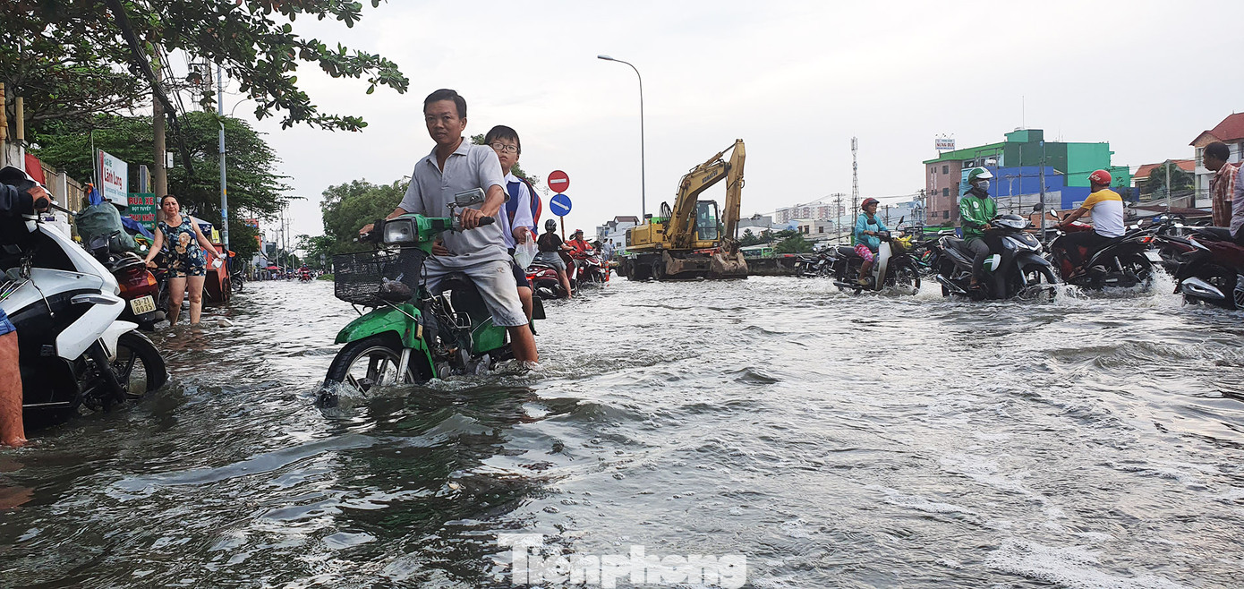 Người Sài Gòn xây 'lô cốt' chống ngập ảnh 15