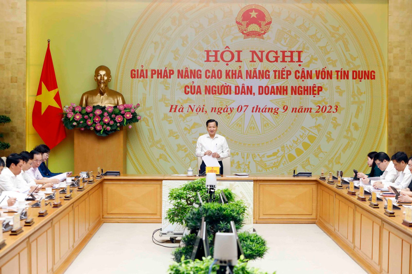 Phó Thủ tướng Chính phủ Lê Minh Khái chủ trì cuộc họp. Ảnh: VGP