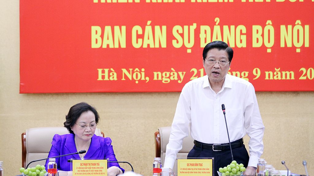 Ông Phan Đình Trạc - Ủy viên Bộ Chính trị, Bí thư Trung ương Đảng, Trưởng Ban Nội chính Trung ương, Trưởng Đoàn kiểm tra - phát biểu chỉ đạo tại hội nghị.