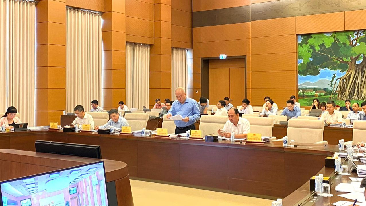 Thứ trưởng Bộ Kế hoạch và Đầu tư Đỗ Thành Trung tại phiên họp. Thứ trưởng Bộ Kế hoạch và Đầu tư Đỗ Thành Trung tại phiên họp.