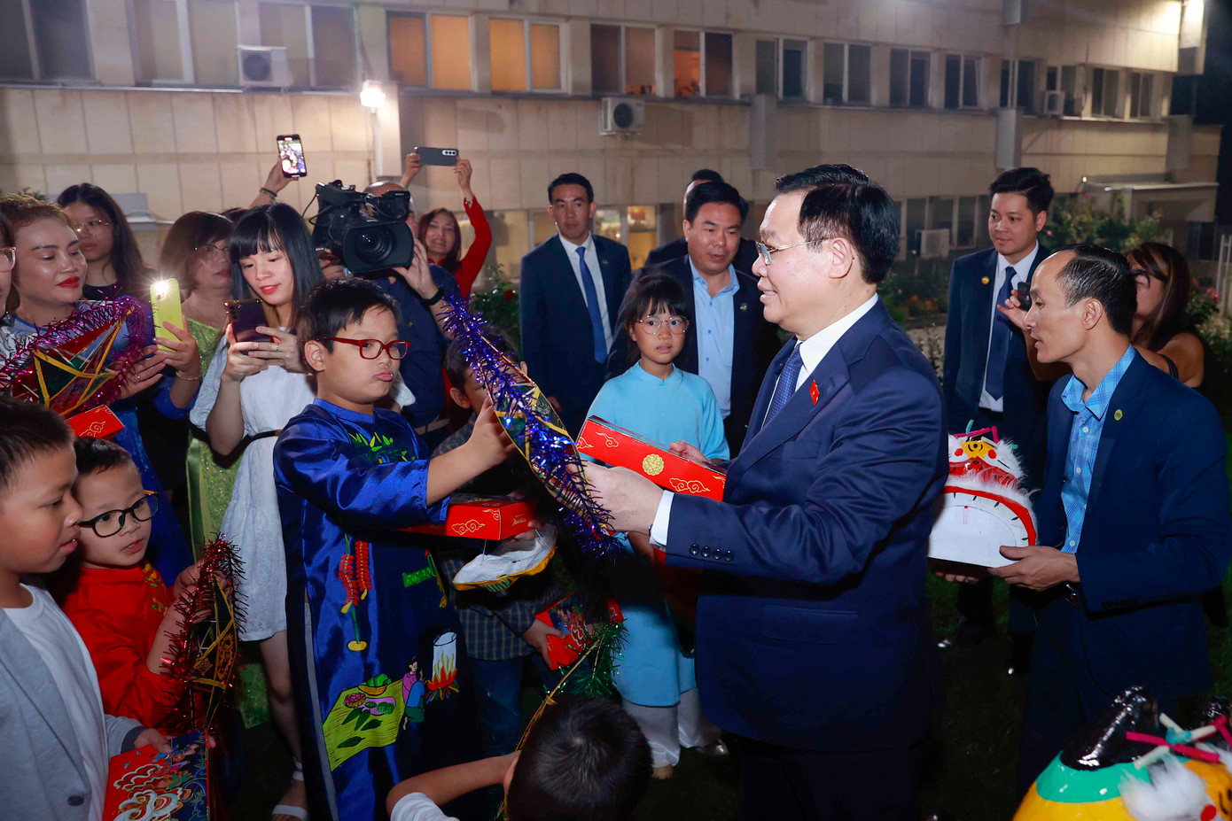 Chủ tịch Quốc hội Vương Đình Huệ trao quà Trung thu cho các cháu học sinh. Ảnh: QH. Chủ tịch Quốc hội Vương Đình Huệ trao quà Trung thu cho các cháu học sinh. Ảnh: QH.