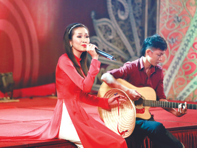 Bảo Vy (Tiền Giang) hát ca khúc “Việt Nam”. Ảnh: Hồng Vĩnh