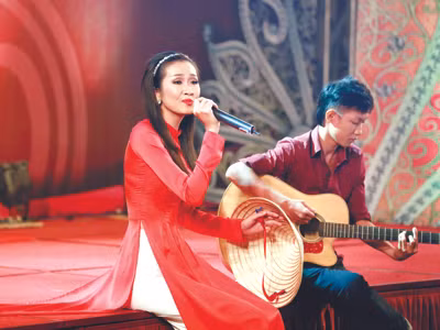 Bảo Vy (Tiền Giang) hát ca khúc “Việt Nam”. Ảnh: Hồng Vĩnh