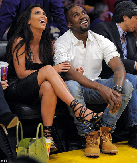 Hôm 13-5, Kim cùng người yêu tới xem trận bóng rổ giữa 2 đội Los Angeles Lakers và Denver Nuggets tại Los Angeles, California, Mỹ. Hôm 13-5, Kim cùng người yêu tới xem trận bóng rổ giữa 2 đội Los Angeles Lakers và Denver Nuggets tại Los Angeles, California, Mỹ