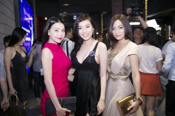 Trà Ngọc Hằng lại diện váy nghìn đô ra mắt phim ảnh 13