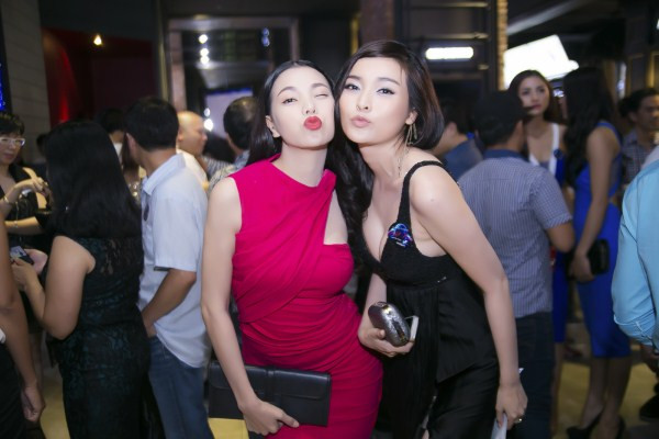 Trà Ngọc Hằng lại diện váy nghìn đô ra mắt phim ảnh 4