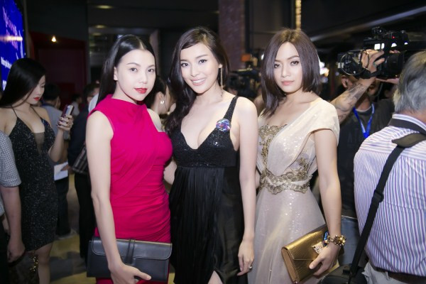 Trà Ngọc Hằng lại diện váy nghìn đô ra mắt phim ảnh 3