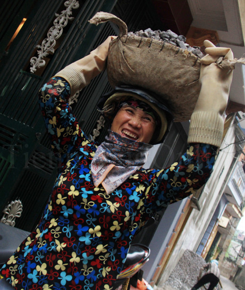 Chị Phạm Thị Ngân, 45 tuổi, quê ở Nam Định, đã làm nghề này được hơn 4 năm. Ảnh: Trường Phong