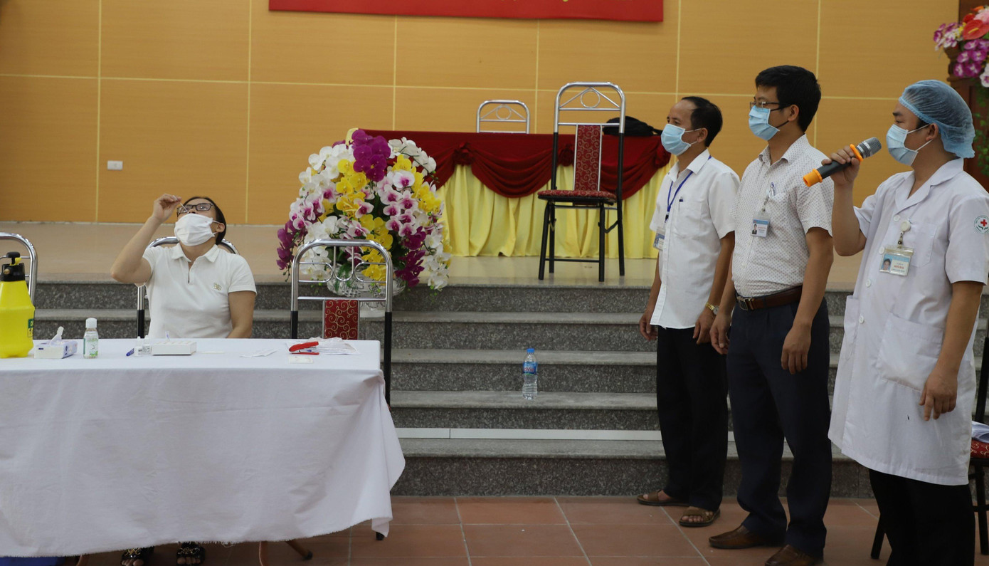 Người dân Tp Bắc Ninh được hướng dẫn tự test nhanh COVID-19