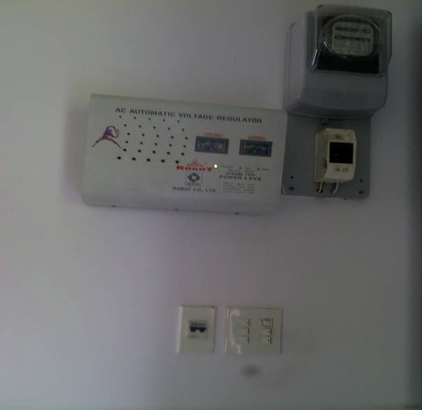 Một trong rất nhiều hộ dân vẫn còn sử dụng ổn áp tại khu vực có điện áp đã ổn định tại ấp Sa Bình, xã Long Đức, TP Trà Vinh, tỉnh Trà Vinh