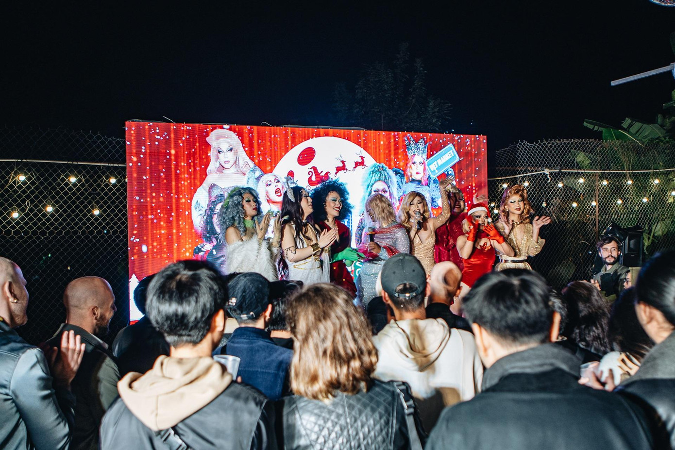 Buổi diễn kết thúc khi đã quá 0h, khán giả vẫn cuồng nhiệt "đòi" các Drag Queen tiếp tục biểu diễn. Buổi diễn kết thúc khi đã quá 0h, khán giả vẫn cuồng nhiệt "đòi" các Drag Queen tiếp tục biểu diễn.