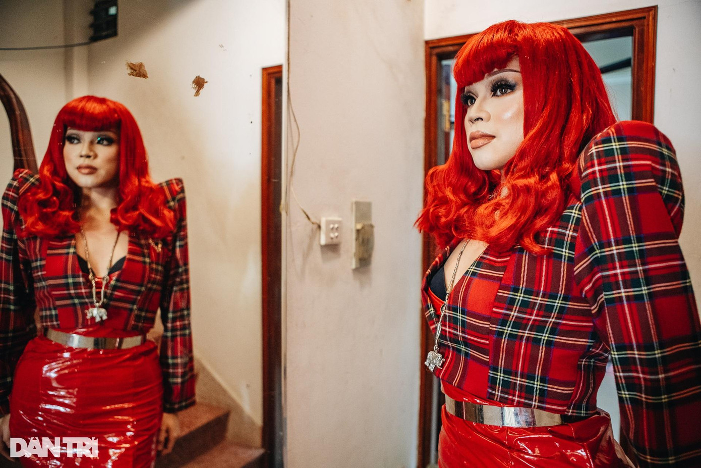 Fiona cũng dành thời gian rảnh sau khi hoàn thành công việc để tạo kiểu cho những bộ tóc giả phục vụ biểu diễn. Đến nay, gia tài của anh lên đến 20 bộ tóc, với nhiều màu sắc khác nhau. Fiona cũng dành thời gian rảnh sau khi hoàn thành công việc để tạo kiểu cho những bộ tóc giả phục vụ biểu diễn. Đến nay, gia tài của anh lên đến 20 bộ tóc, với nhiều màu sắc khác nhau.