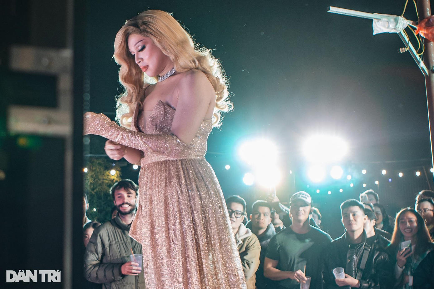 Fiona cũng tự mua vải, thuê thợ may theo thiết kế của mình. Mỗi bộ trang phục đều lộng lẫy, cồng kềnh và nặng nề, gồm cả đồ lót chiết eo, nịt bụng, để tạo được đường cong, dẫn đến khó thở. Phong từ một chàng trai 75kg, qua nhiều lớp quần áo, thành "nữ hoàng" Fiona nặng 90kg. Fiona cũng tự mua vải, thuê thợ may theo thiết kế của mình. Mỗi bộ trang phục đều lộng lẫy, cồng kềnh và nặng nề, gồm cả đồ lót chiết eo, nịt bụng, để tạo được đường cong, dẫn đến khó thở. Phong từ một chàng trai 75kg, qua nhiều lớp quần áo, thành "nữ hoàng" Fiona nặng 90kg.