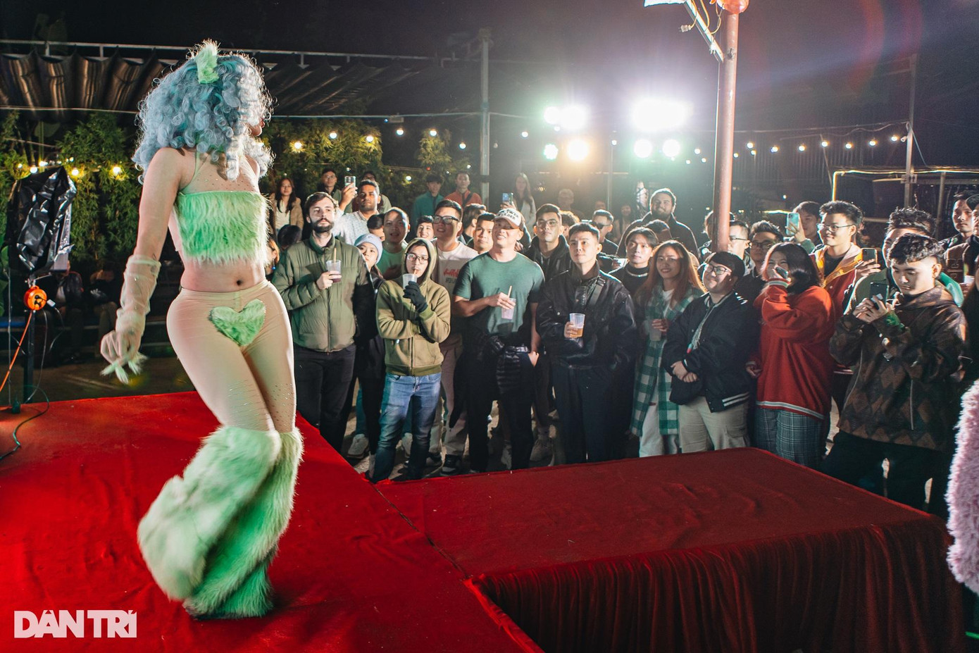 Drag Queen du nhập vào Việt Nam từ những năm 90 thế kỷ trước. Tuy nhiên, trước định kiến về mặt giới tính và thiếu vắng địa điểm biểu diễn, nghệ sĩ Việt Nam không có điều kiện phát triển. Drag Queen du nhập vào Việt Nam từ những năm 90 thế kỷ trước. Tuy nhiên, trước định kiến về mặt giới tính và thiếu vắng địa điểm biểu diễn, nghệ sĩ Việt Nam không có điều kiện phát triển.