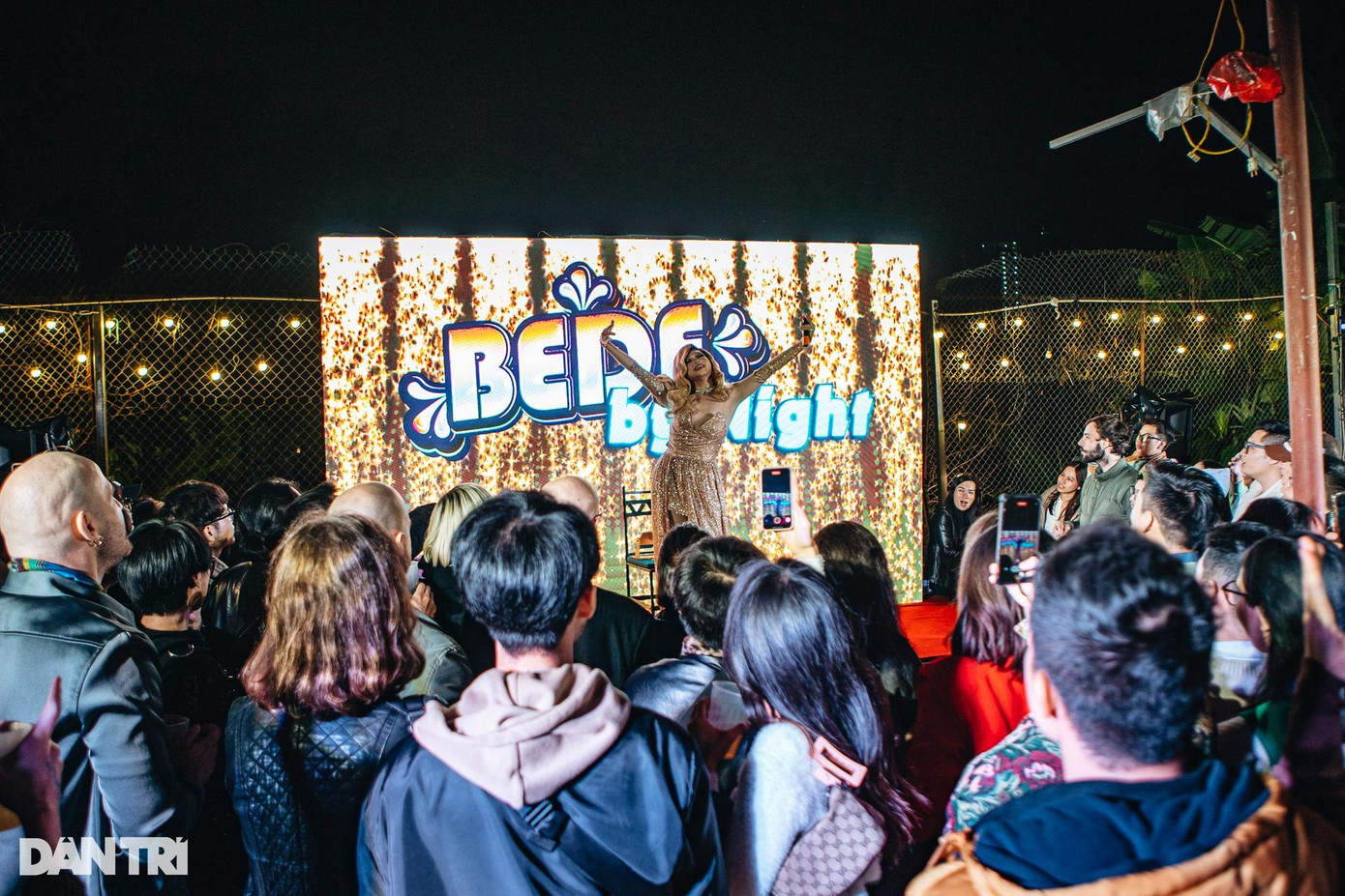 "Drag" (Dress Resembling A Girl - ăn mặc như một cô nàng), còn "Queen" là nữ hoàng trong các bộ trang phục lộng lẫy đó. "Drag" (Dress Resembling A Girl - ăn mặc như một cô nàng), còn "Queen" là nữ hoàng trong các bộ trang phục lộng lẫy đó.