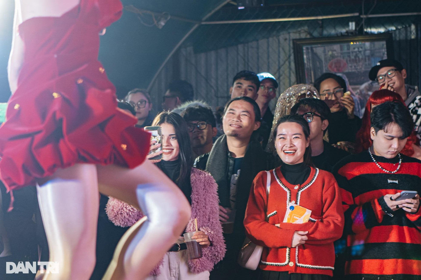 Buổi diễn lần thứ 4 trong năm của "Bede by night" ghi nhận đông đảo lượng khách Việt. Họ cùng cười, cùng hò reo theo những màn biểu diễn của các Drag Queen. Duy An (24 tuổi, stylist) lần đầu tiên tham dự một Drag show ngoài trời. Không khí vui nhộn, sôi động và náo nhiệt làm cậu thích thú. "Các tiết mục được đầu tư chỉn chu về trang phục, trang điểm và nội dung. Tôi nghĩ mọi người nên tham dự Drag show một lần trong đời. Đây thực sự là một trải nghiệm mới với tôi", Duy An cho hay. Buổi diễn lần thứ 4 trong năm của "Bede by night" ghi nhận đông đảo lượng khách Việt. Họ cùng cười, cùng hò reo theo những màn biểu diễn của các Drag Queen. Duy An (24 tuổi, stylist) lần đầu tiên tham dự một Drag show ngoài trời. Không khí vui nhộn, sôi động và náo nhiệt làm cậu thích thú. "Các tiết mục được đầu tư chỉn chu về trang phục, trang điểm và nội dung. Tôi nghĩ mọi người nên tham dự Drag show một lần trong đời. Đây thực sự là một trải nghiệm mới với tôi", Duy An cho hay.