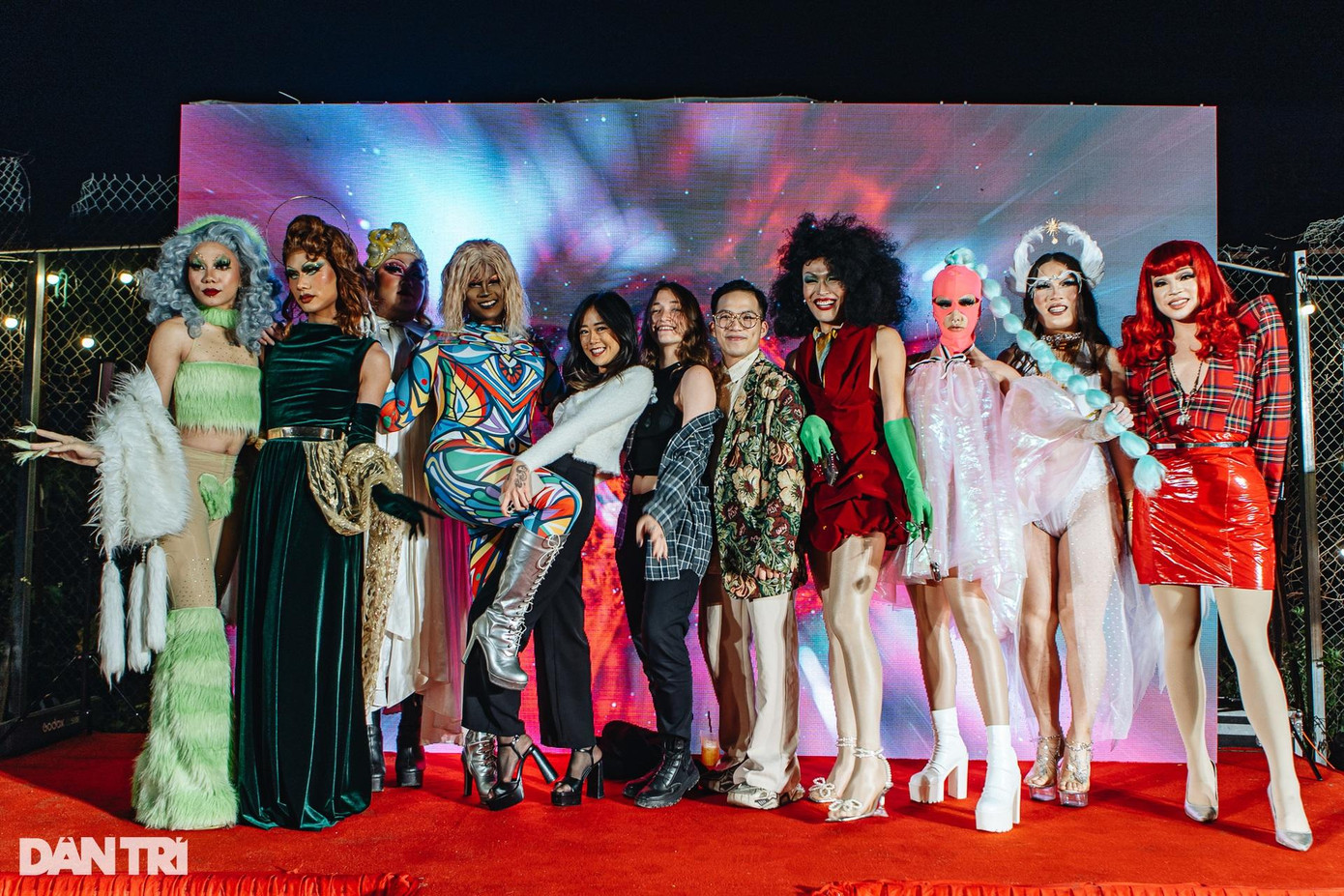 23h, tại một quán bar trên phố Quảng An (quận Tây Hồ, Hà Nội), những chàng trai, cô gái trong bộ trang phục lộng lẫy nhiều màu sắc, háo hức chờ biểu diễn trên sân khấu của Drag show "Bede by night" với chủ đề "Dáng Xinh". "Dáng Xinh" là cách nói lái của "Giáng Sinh", cũng là dịp các Drag Queen phô diễn vóc dáng xinh đẹp của mình. Lê Hải Phong (24 tuổi, tên Drag: Fiona Hi - Lee, đạo diễn chương trình) giải thích cách gọi "bede" (bê đê) vốn là từ ngữ để miệt thị, công kích, dè bỉu những người thuộc cộng đồng LGBT, thì bây giờ, chính những người trong cộng đồng lại dùng từ này như một cách gọi thân mật và cảm thấy thoải mái đặt tên chương trình. "Bede không còn là từ ngữ khiến chúng tôi cảm thấy khó chịu hay xấu hổ nữa", Fiona (ngoài cùng bên phải) cho hay. 23h, tại một quán bar trên phố Quảng An (quận Tây Hồ, Hà Nội), những chàng trai, cô gái trong bộ trang phục lộng lẫy nhiều màu sắc, háo hức chờ biểu diễn trên sân khấu của Drag show "Bede by night" với chủ đề "Dáng Xinh". "Dáng Xinh" là cách nói lái của "Giáng Sinh", cũng là dịp các Drag Queen phô diễn vóc dáng xinh đẹp của mình. Lê Hải Phong (24 tuổi, tên Drag: Fiona Hi - Lee, đạo diễn chương trình) giải thích cách gọi "bede" (bê đê) vốn là từ ngữ để miệt thị, công kích, dè bỉu những người thuộc cộng đồng LGBT, thì bây giờ, chính những người trong cộng đồng lại dùng từ này như một cách gọi thân mật và cảm thấy thoải mái đặt tên chương trình. "Bede không còn là từ ngữ khiến chúng tôi cảm thấy khó chịu hay xấu hổ nữa", Fiona (ngoài cùng bên phải) cho hay.