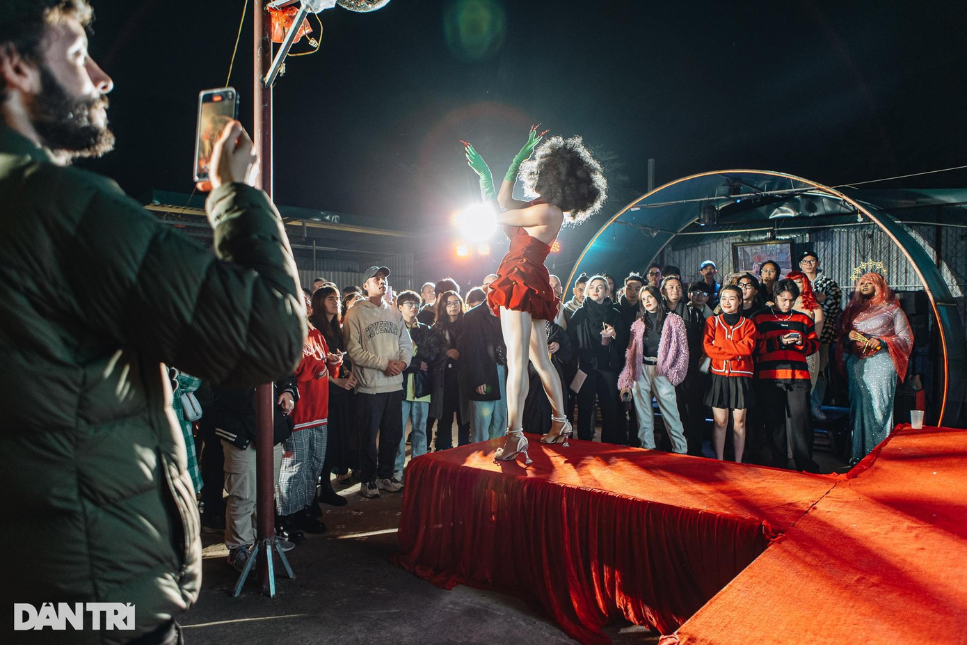 Trên sân khấu rạng sáng ngập tràn ánh đèn nhiều màu sắc, các Drag Queen lần lượt bước ra chào khán giả. Họ đẹp kiêu sa, lộng lẫy và duyên dáng. Như Fiona Hi - Lee từng nói, mỗi lần soi gương thấy mình xinh đẹp, cô nàng "đỏng đảnh" lại vui sướng mà thốt lên đầy tự hào: "Tôi là một Drag Queen" và tự tin nói với bố mẹ: "Ngày nào còn thấy con làm Drag Queen, bố mẹ sẽ biết lúc đó con đang rất khỏe mạnh và hạnh phúc". Trên sân khấu rạng sáng ngập tràn ánh đèn nhiều màu sắc, các Drag Queen lần lượt bước ra chào khán giả. Họ đẹp kiêu sa, lộng lẫy và duyên dáng. Như Fiona Hi - Lee từng nói, mỗi lần soi gương thấy mình xinh đẹp, cô nàng "đỏng đảnh" lại vui sướng mà thốt lên đầy tự hào: "Tôi là một Drag Queen" và tự tin nói với bố mẹ: "Ngày nào còn thấy con làm Drag Queen, bố mẹ sẽ biết lúc đó con đang rất khỏe mạnh và hạnh phúc".