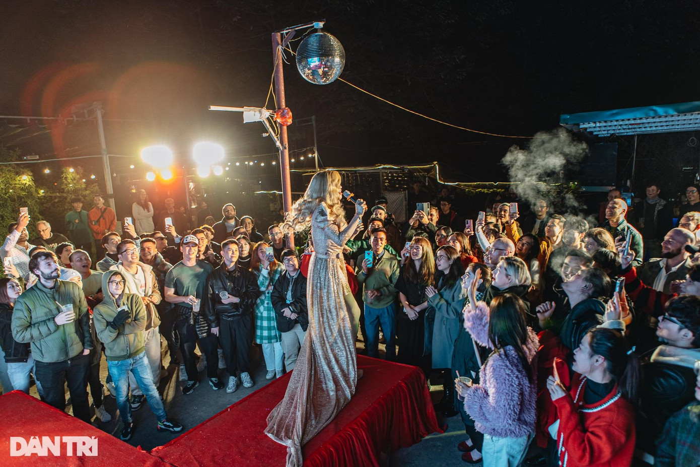 Cả sân khấu bùng nổ với sự xuất hiện sau cùng của Fiona Hi - Lee. Cô nàng hóa thân thành Mariah Carey, mang đến hai bài hát mang màu sắc tươi trẻ về Giáng Sinh. Cả sân khấu bùng nổ với sự xuất hiện sau cùng của Fiona Hi - Lee. Cô nàng hóa thân thành Mariah Carey, mang đến hai bài hát mang màu sắc tươi trẻ về Giáng Sinh.